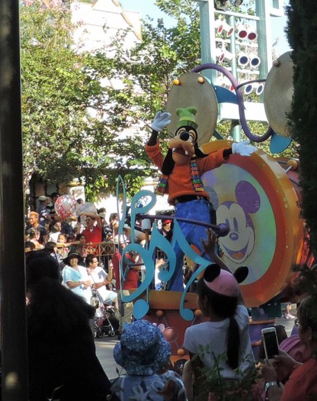 08 18 parade goofy