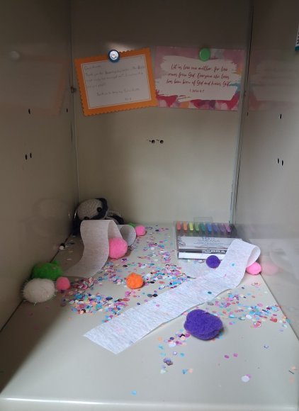 senior sister joy confetti bombed my locker (2)