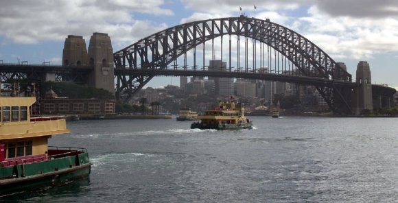 20 Sydney Harbor Bridge boats